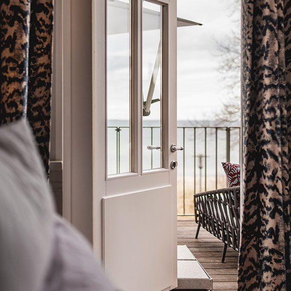 Blick aus dem Luxusschlafzimmer mit Meerblick auf die Ostsee
