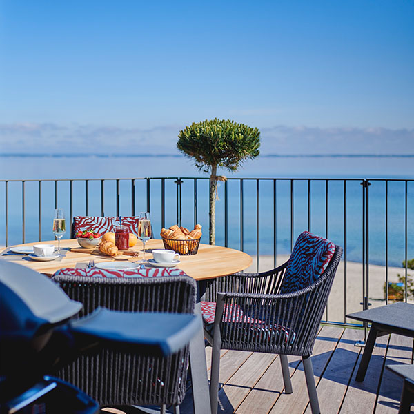 Balkon mit Frühstückstisch und Meerblick auf die Ostsee